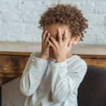 Mon enfant <em>ne veut pas dire bonjour</em> : et si vous arrêtiez d'insister ?