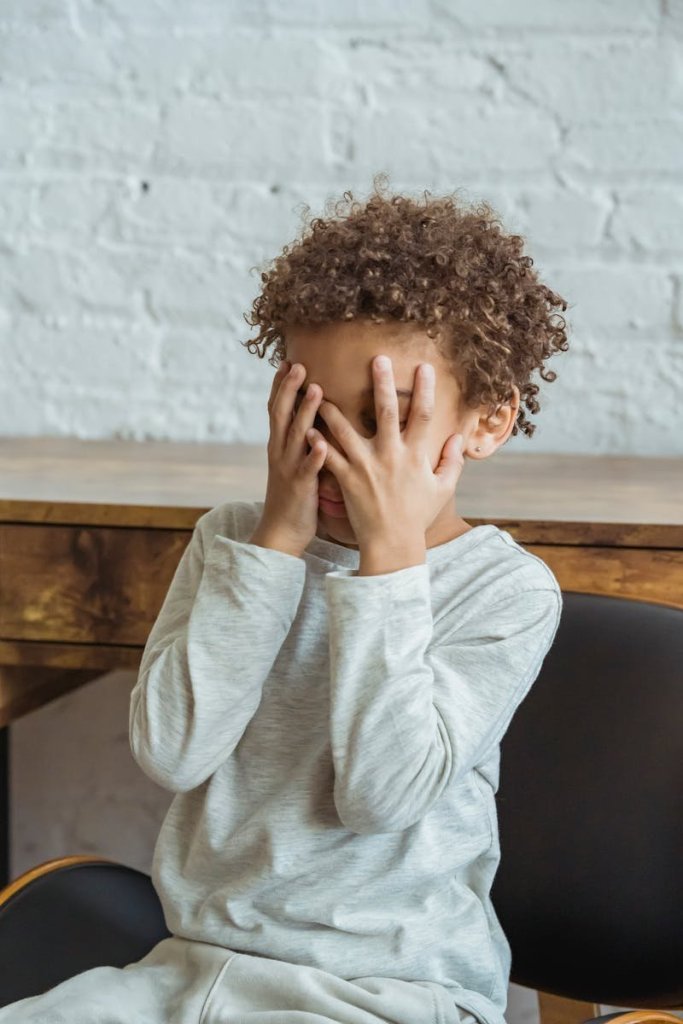 Mon enfant <em>ne veut pas dire bonjour</em> : et si vous arrêtiez d'insister ?