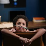Mon enfant <em>ne veut pas faire ses devoirs</em> : et si l'aider aggravait la situation ?