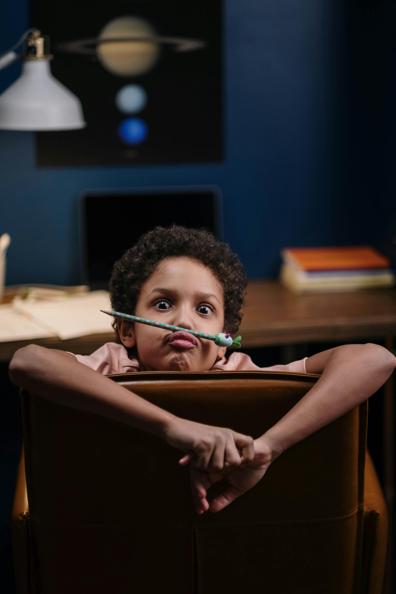 Mon enfant <em>ne veut pas faire ses devoirs</em> : et si l'aider aggravait la situation ?