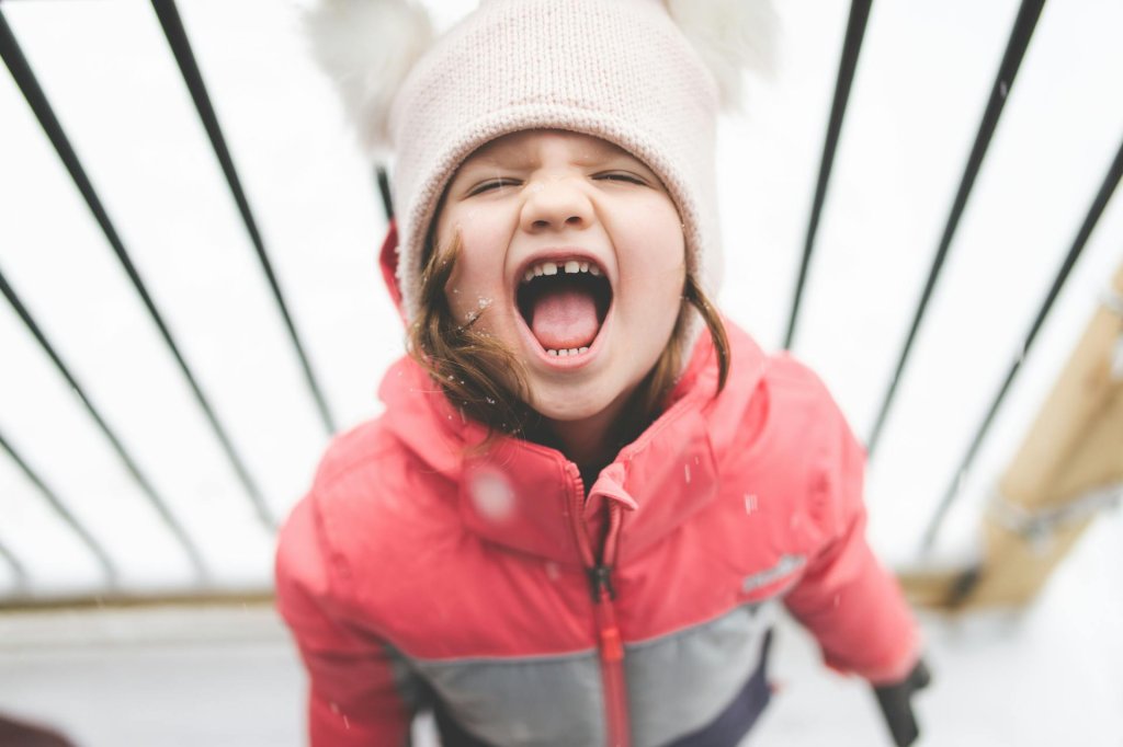 Enfant qui hurle de colère